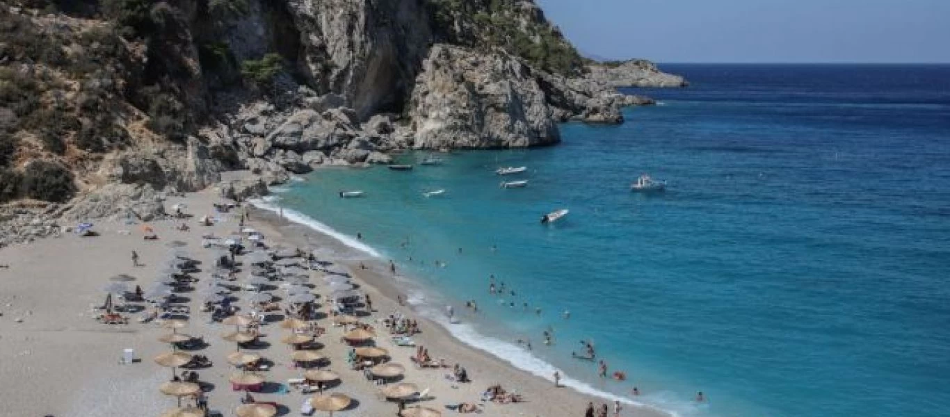 Κυβέρνηση: Περιμένουν 10 δισ. ευρώ από τον τουρισμό - Από την άλλη η ακρίβεια διαλύει τα νοικοκυριά